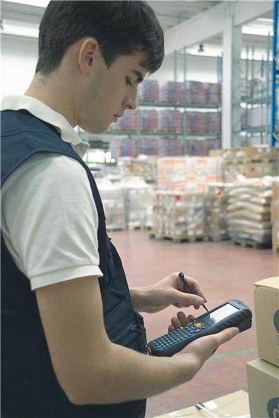 terminal mobilny Datalogic-Kyman-pracownik
