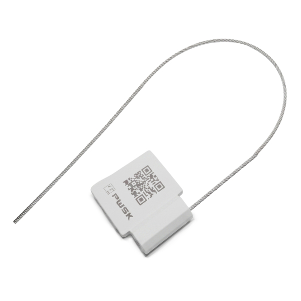 Biały tag RFID z linką stalową, ujęcie pod kątem, kod QR na obudowie