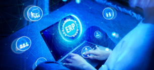 Grafika ilustrująca system erp i import danych do niego.