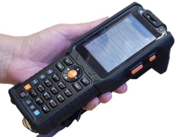 Czytnik RFID UHF z dodatkowym skanerem kodów kreskowych